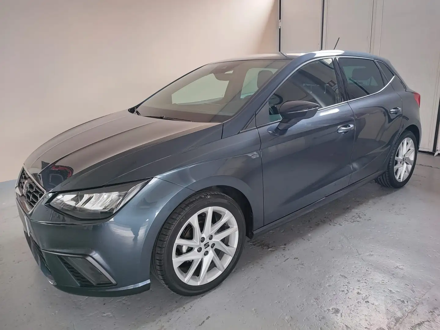 SEAT Ibiza 1.0 ecotsi FR 95cv Grijs - 1