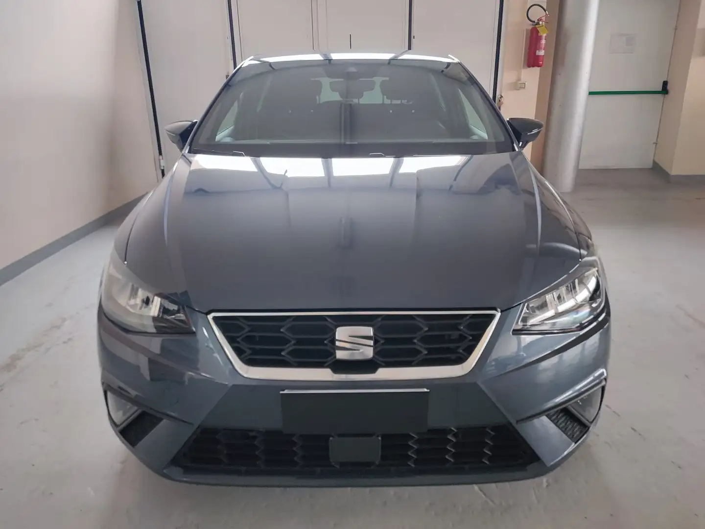 SEAT Ibiza 1.0 ecotsi FR 95cv Grijs - 2