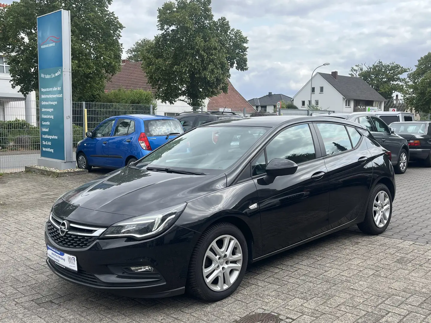 Opel Astra Edition 1.6 CDTI  NAVI Schwarz - 1