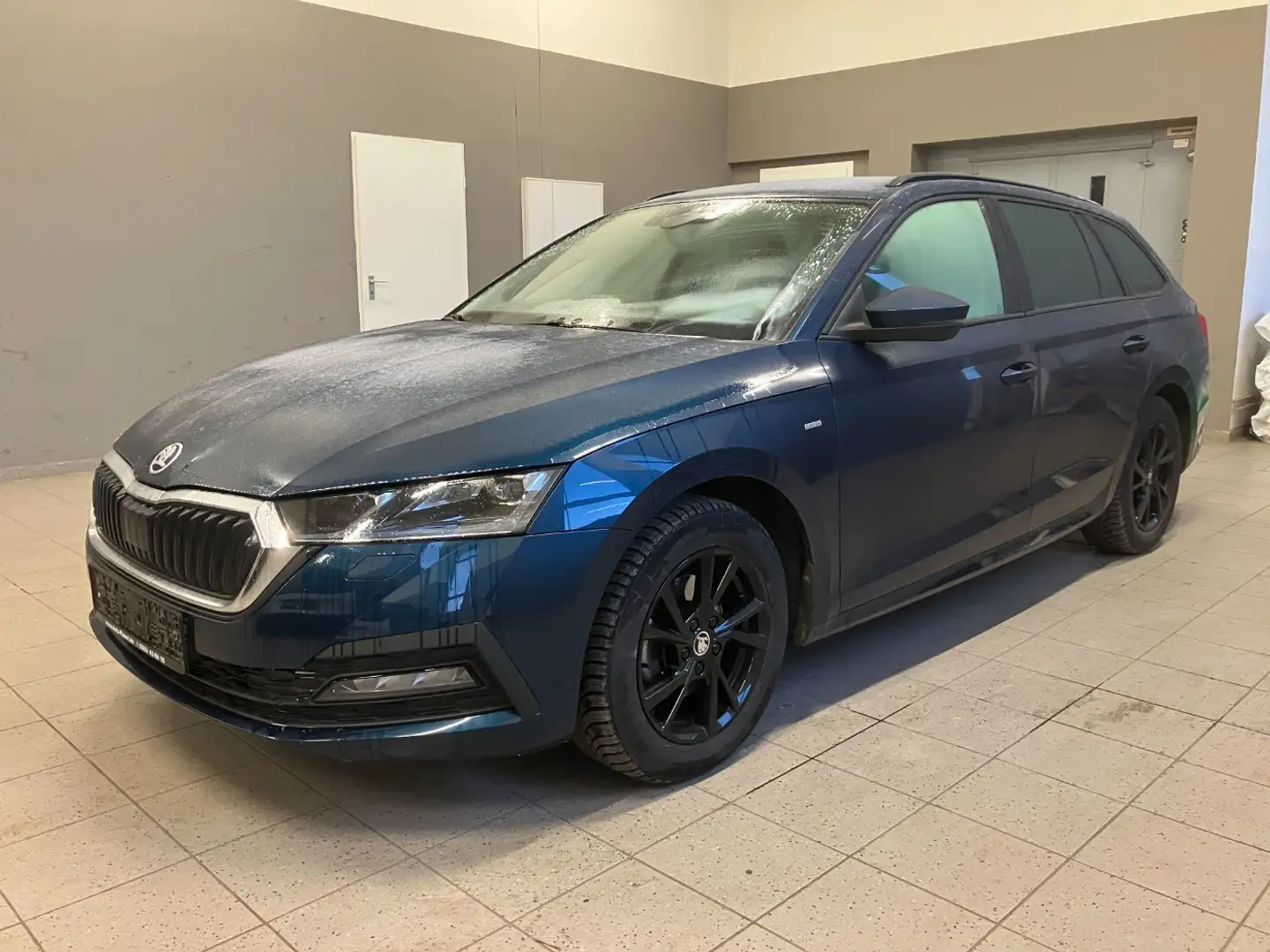 Skoda Octavia Combi 1.5 TSI CLEVER AHK*RFK*Navi*LED*17 Blau - 2