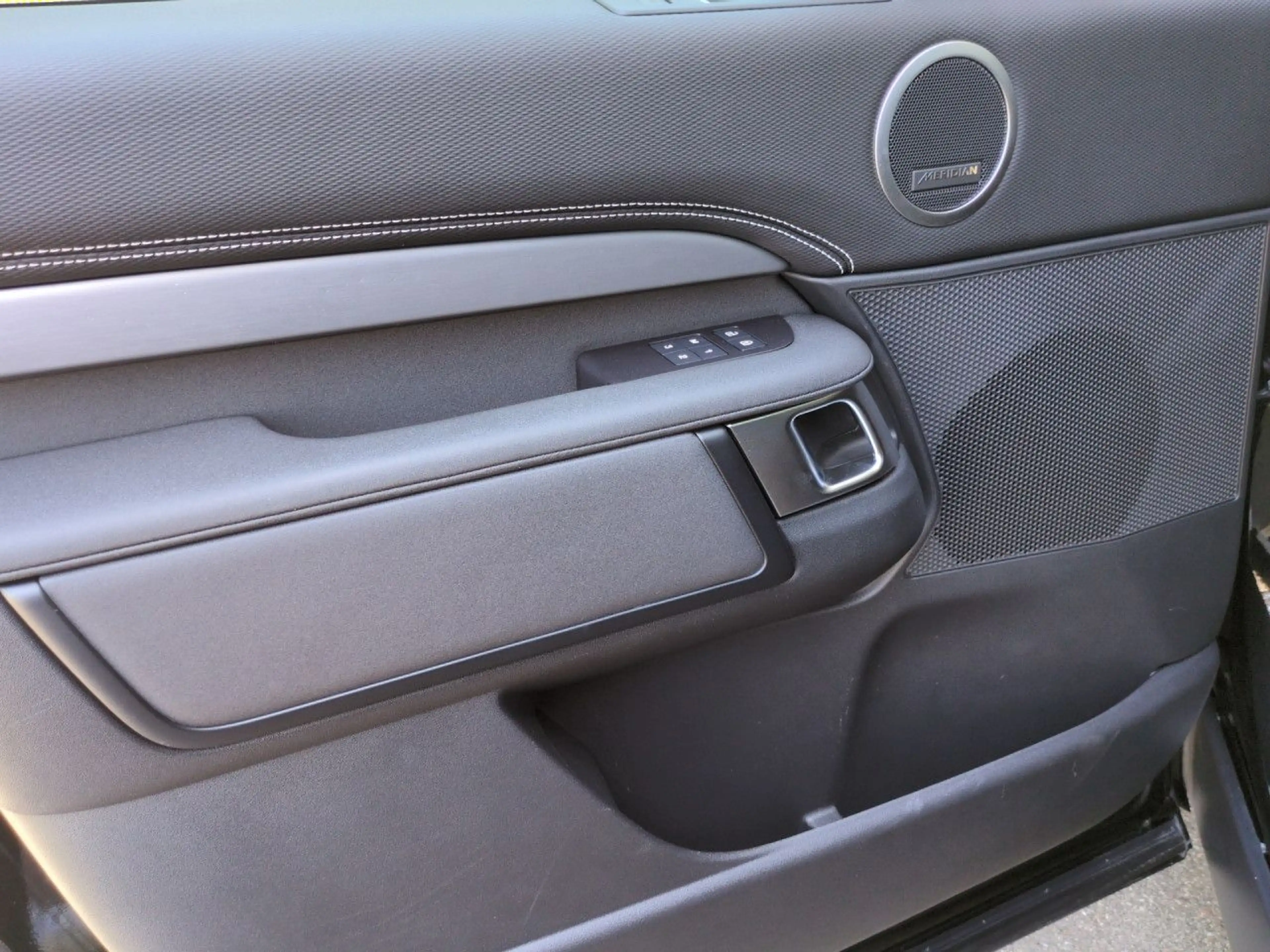 Land Rover Discovery R-Dynamic SE D250 AWD Bluetooth Navi LED — photo 4