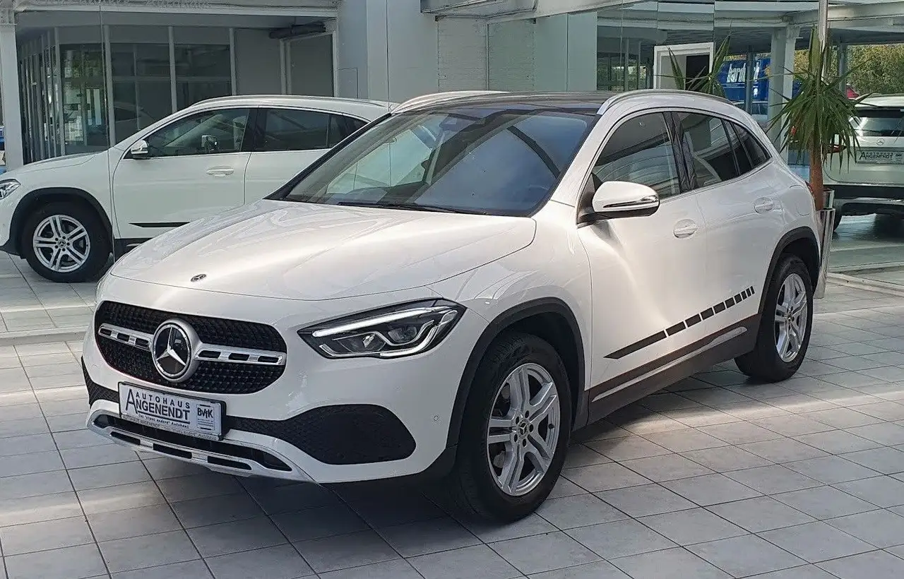Mercedes-Benz GLA 200 *schwenkb.AHK- Kamera-Panoramadach* — photo 1 of 23