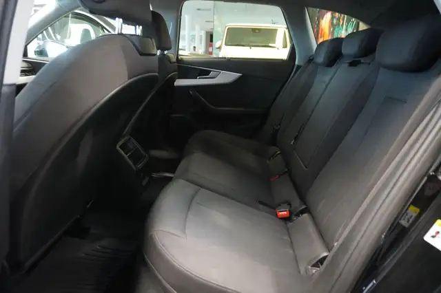 Audi A4 Avant view 9