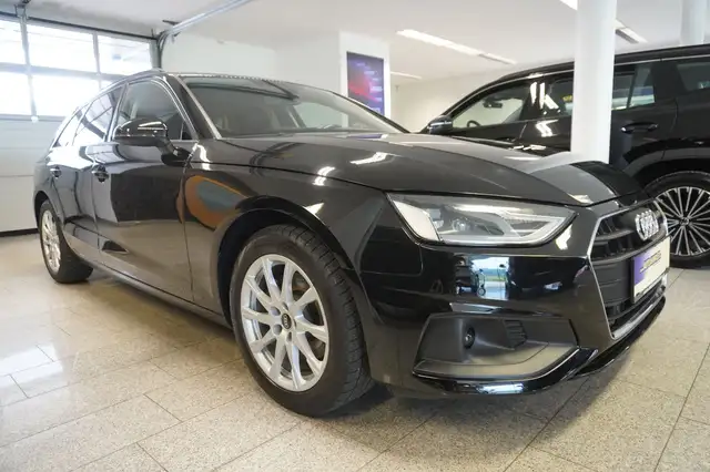 Audi A4 Avant view 3