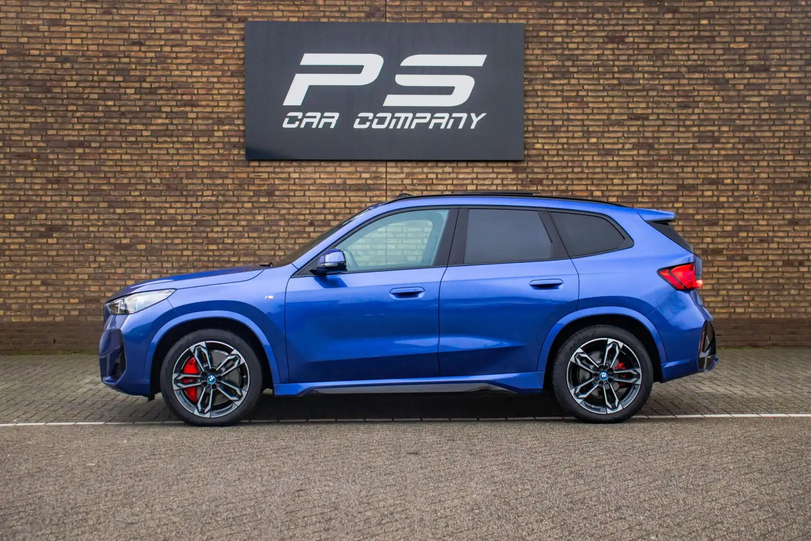 BMW iX1 eDrive20 67 kWh M-Sport, NAP, Pano, Leder, H&K, AC Bleu - 2