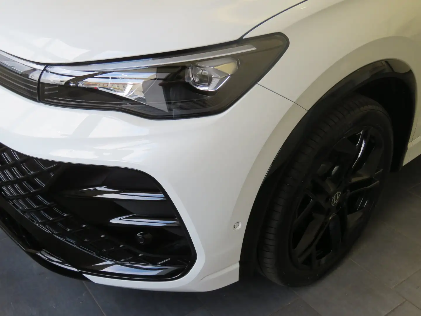 Volkswagen Tiguan Sport TDI 4MOTION DSG Weiß - 2