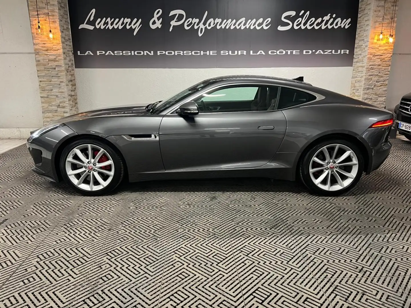 Jaguar F-Type Coupé 3.0 V6 340ch - Sièges racing cuir marron - Toit pano - Echap sport Gris - 2