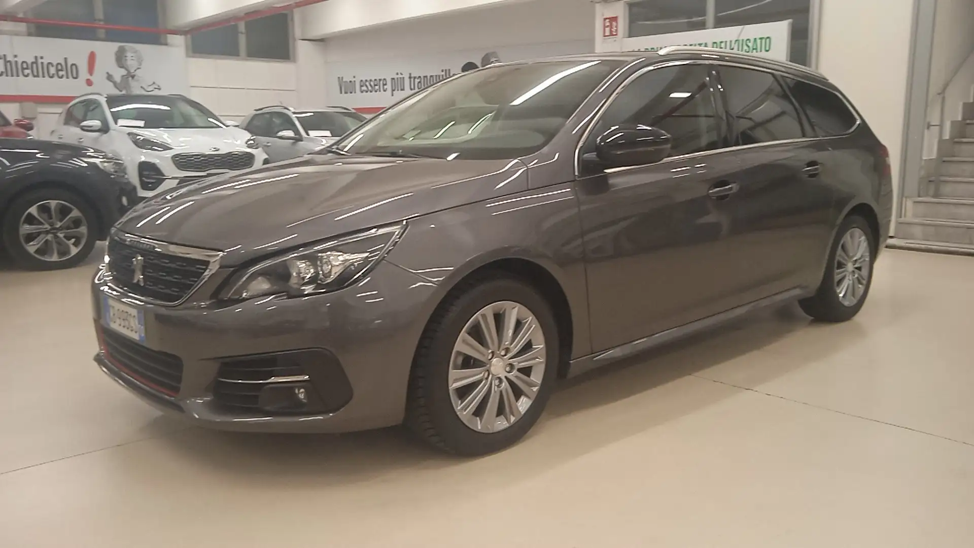 Peugeot 308 Station Wagon 1.2 PureTech Turbo Allure Grau - 2