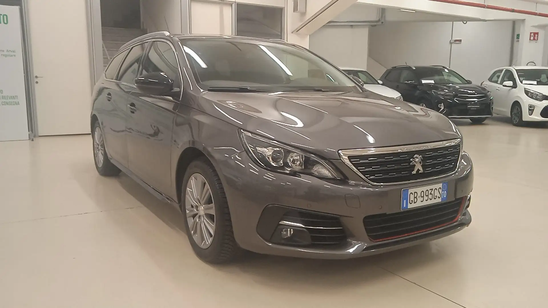 Peugeot 308 Station Wagon 1.2 PureTech Turbo Allure Grijs - 1