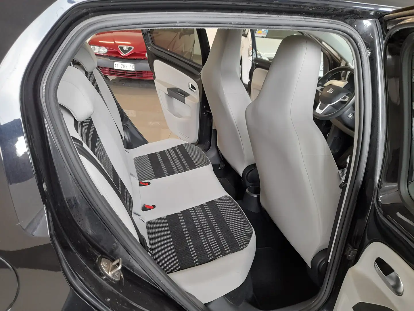 SEAT Mii Mii 5p 1.0 ecofuel by Mango Nero  68cv Negro - 1