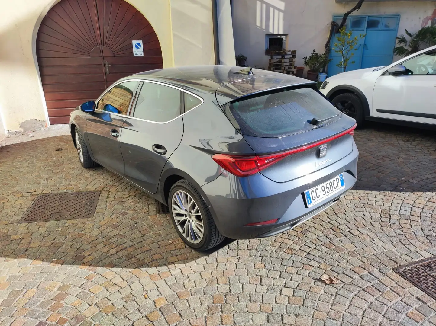 SEAT Leon Leon IV 2020 2.0 tdi Xcellence 150cv dsg Grigio - 2