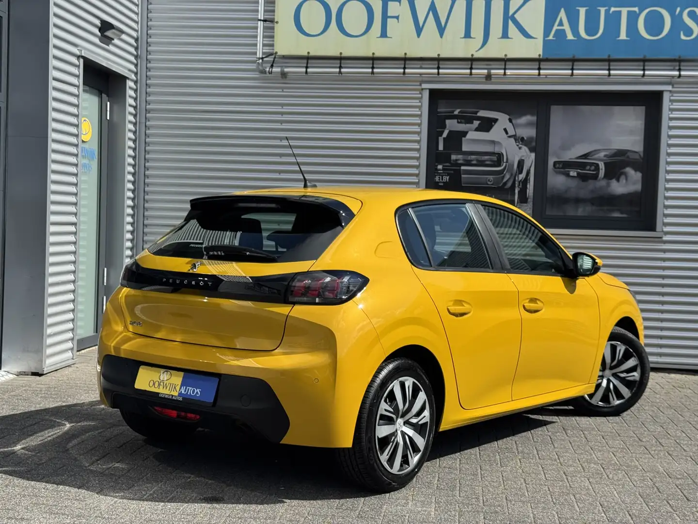 Peugeot 208 1.2 PureTech Active Clima Navi Led CarPlay Geel - 2