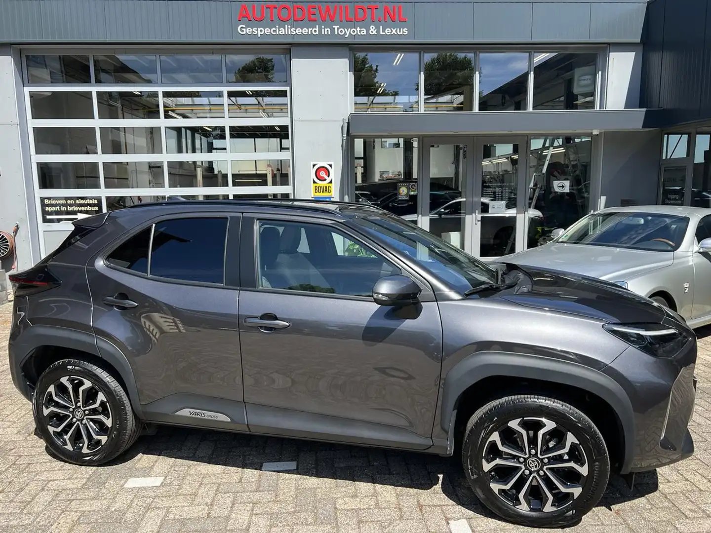 Toyota Yaris Cross 1.5 Hybrid AWD-i Style A/T + FABRIEKSGARANTIE Grijs - 1