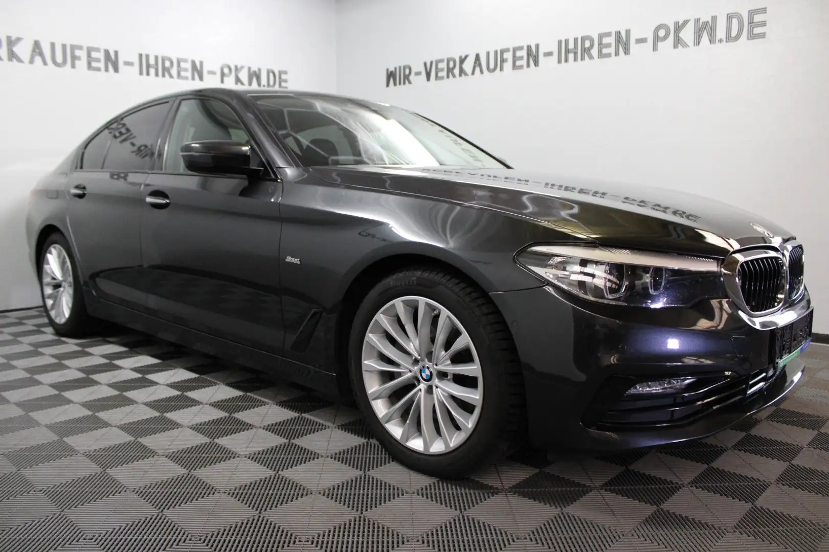 BMW 520 i Sport Line ACC RFK LED 8xRäder Service NEU Grey - 2