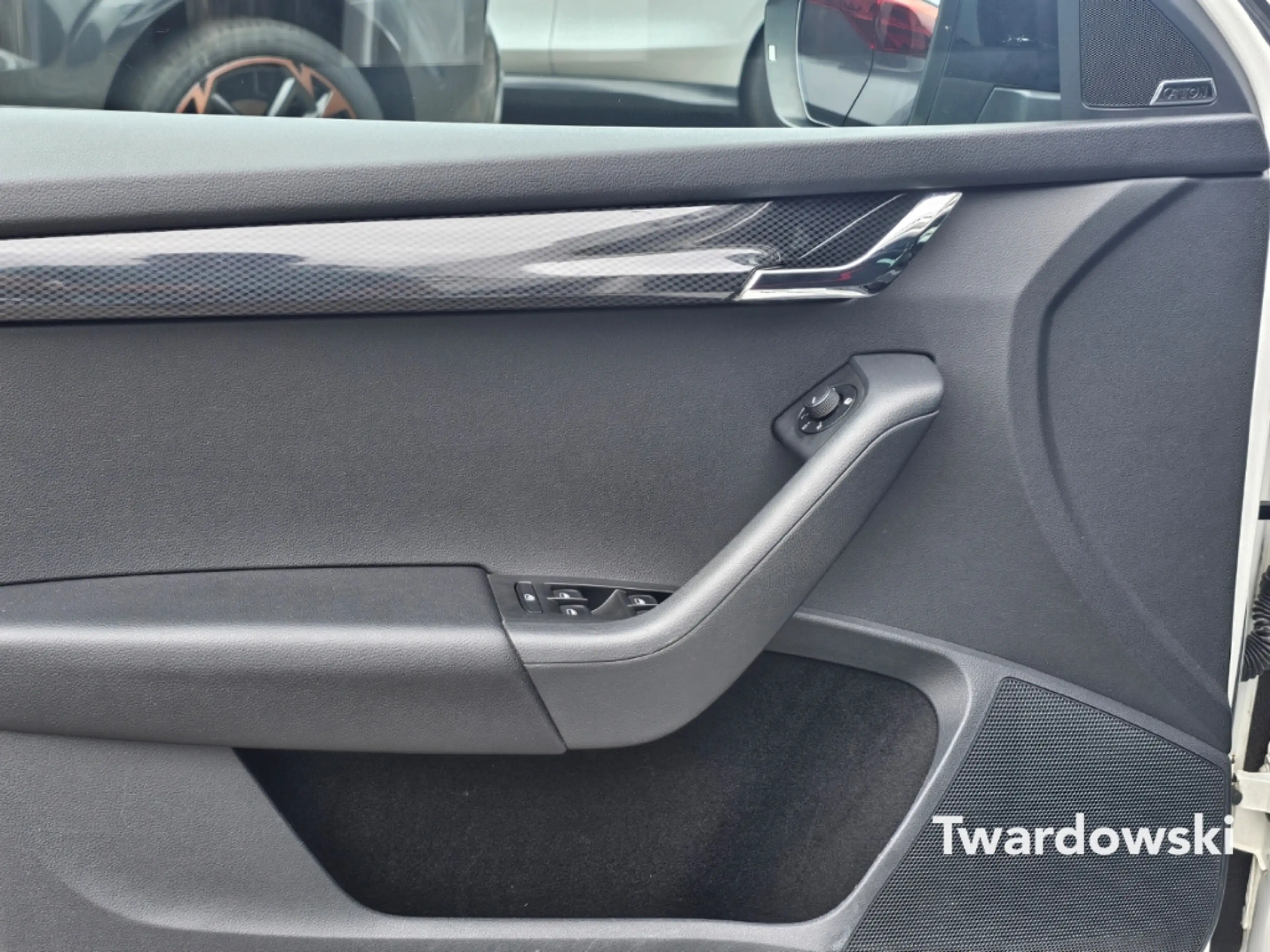 Skoda Octavia RS StHz Pano Keyless DAB Bi-Xenon Canton — photo 8