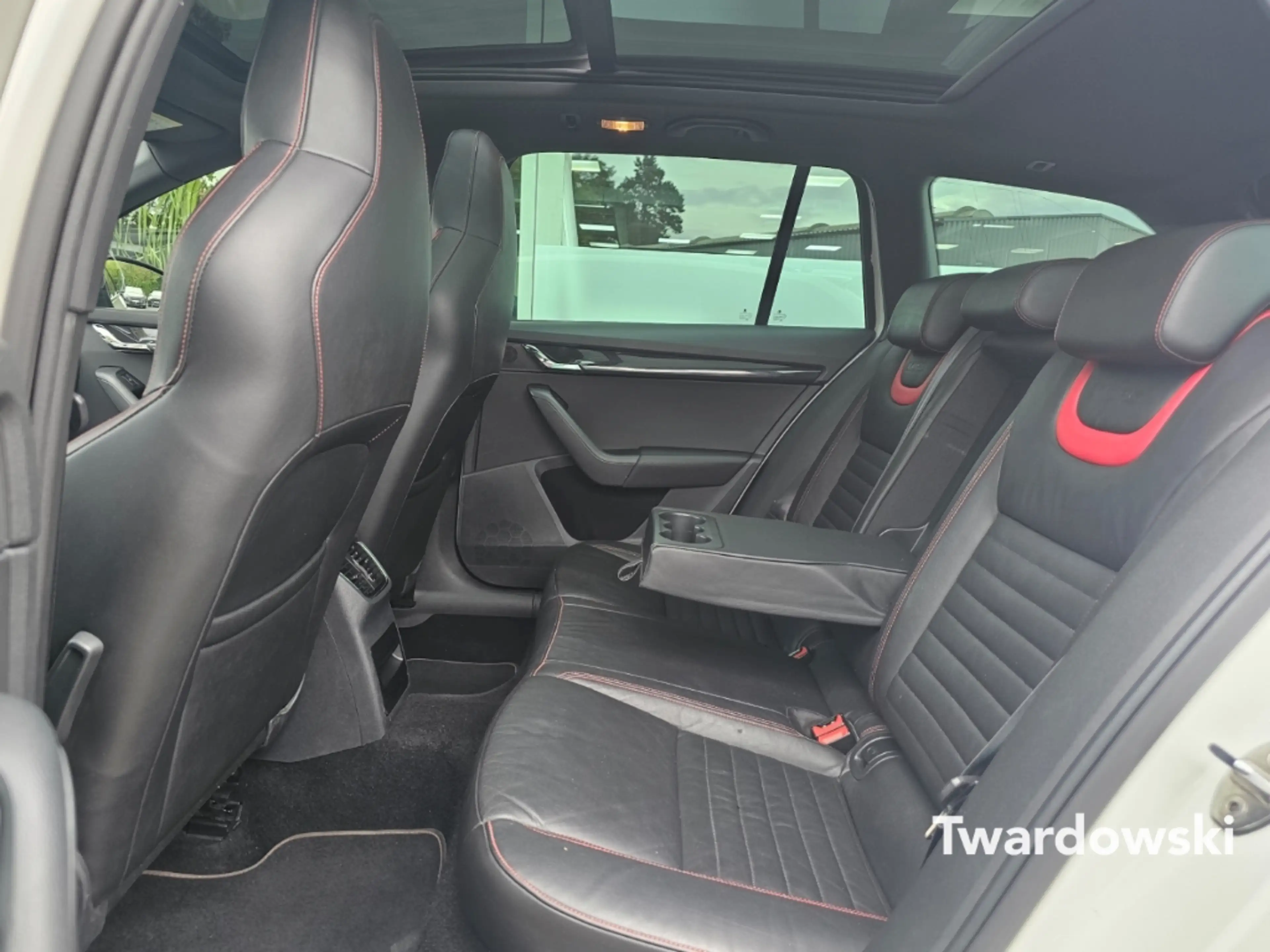 Skoda Octavia RS StHz Pano Keyless DAB Bi-Xenon Canton — photo 14
