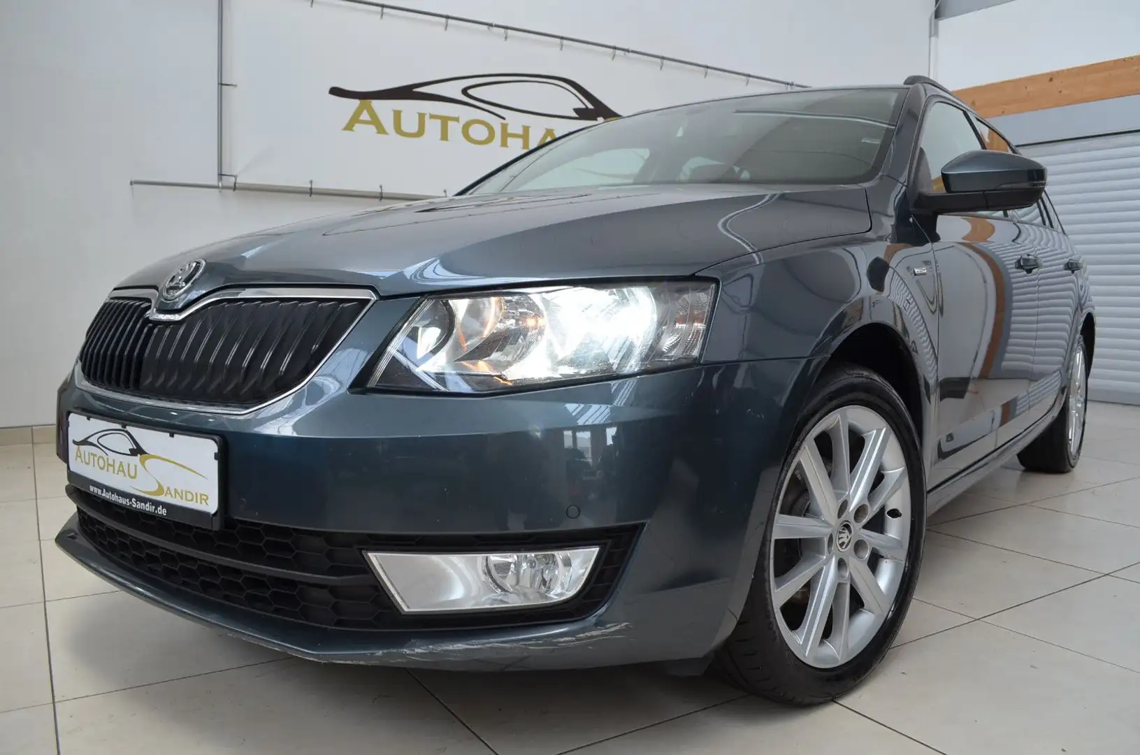 Skoda Octavia 1.6 TDI Joy DSG ~ Navi~Pano~MFL~PDC~AHK Grau - 1