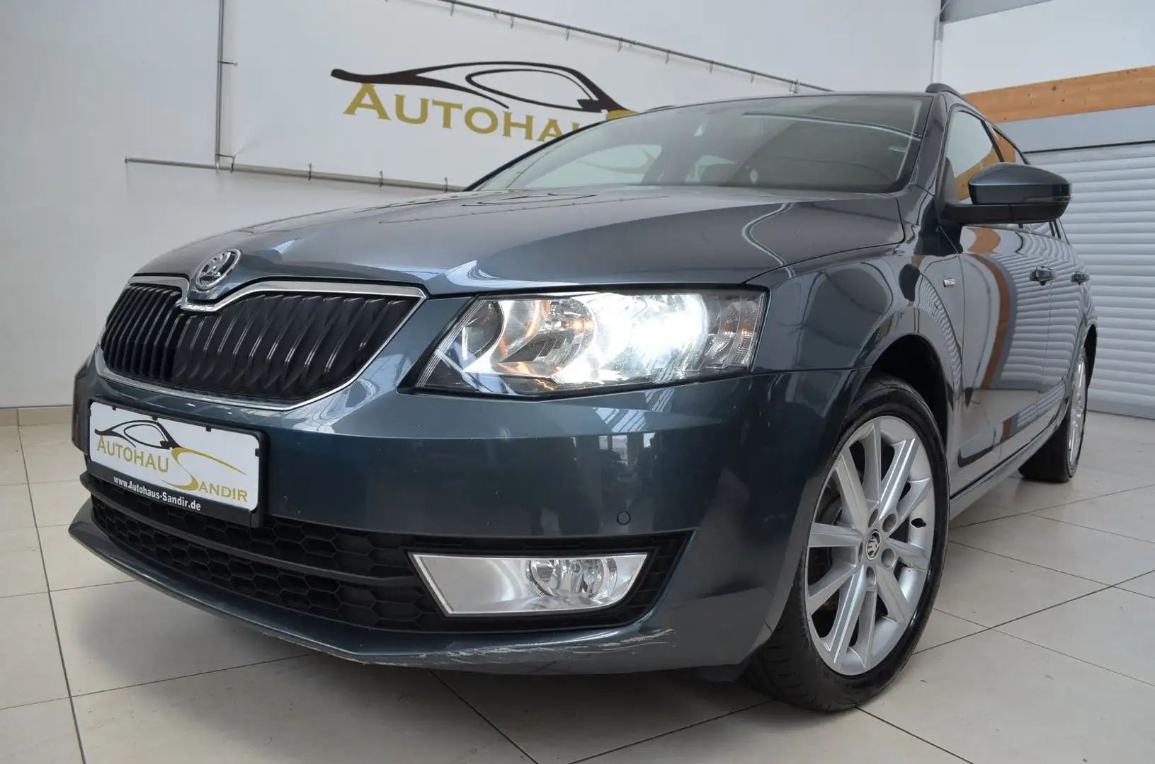 Skoda Octavia 1.6 TDI Joy DSG ~ Navi~Pano~MFL~PDC~AHK Grau - 2