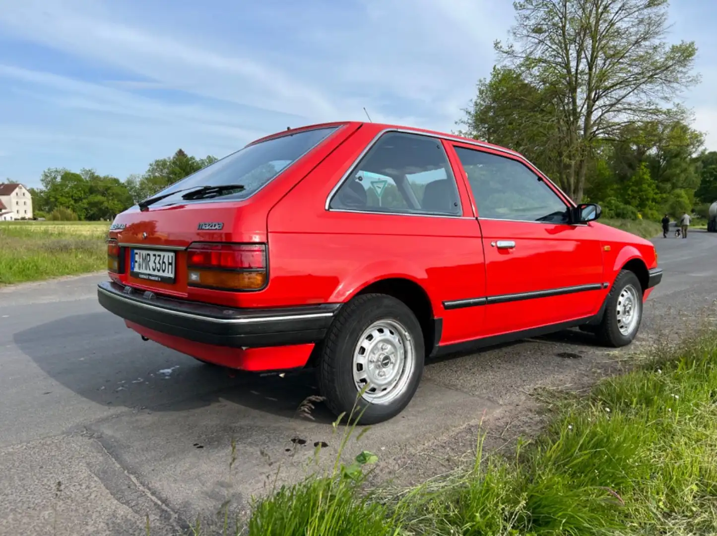 Mazda 323 1.3 LX Красный - 1
