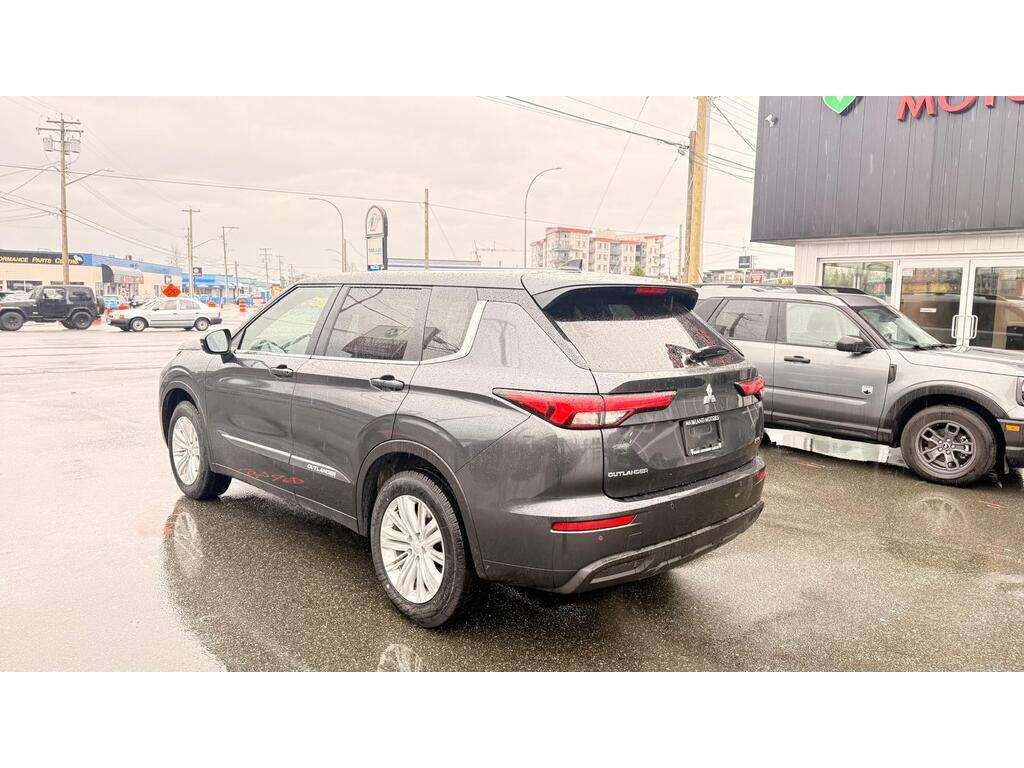 2024 Mitsubishi Outlander — view 7