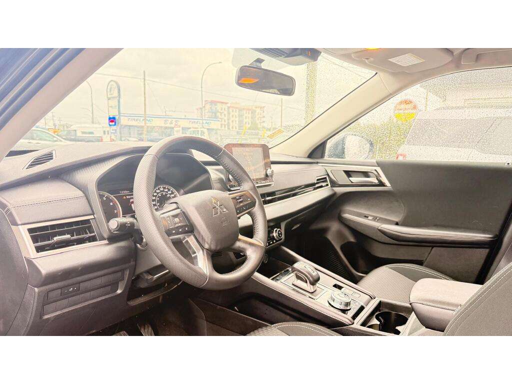 2024 Mitsubishi Outlander — view 13