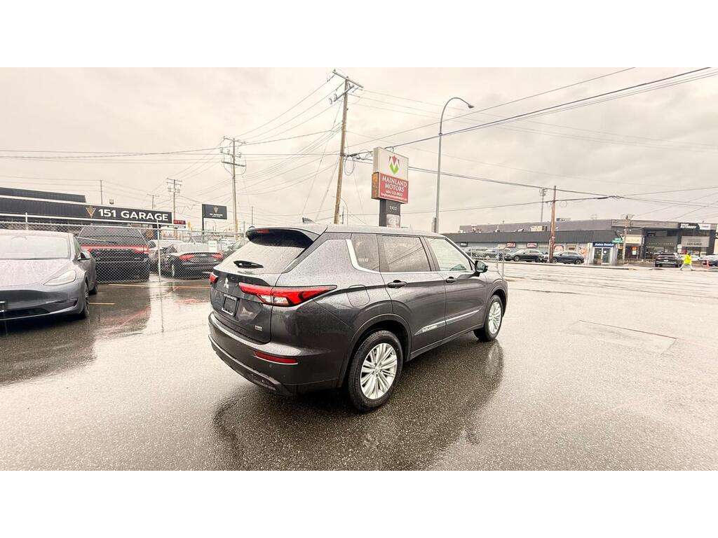 2024 Mitsubishi Outlander — view 5