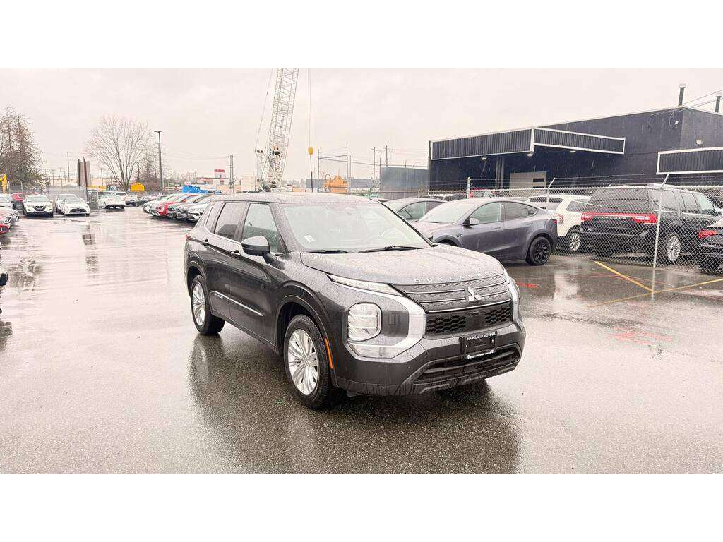 2024 Mitsubishi Outlander — view 3