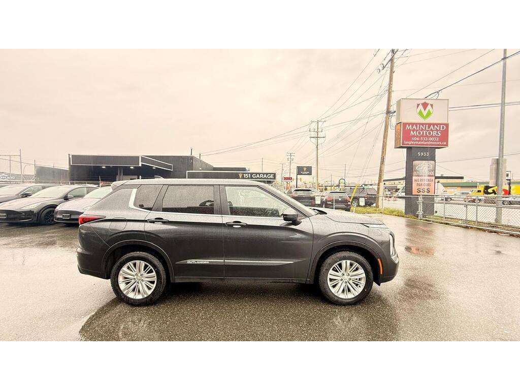 2024 Mitsubishi Outlander — view 4