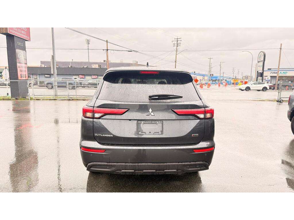 2024 Mitsubishi Outlander — view 6