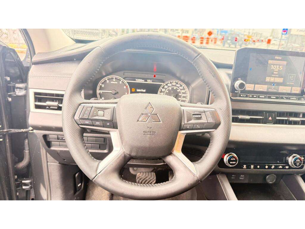 2024 Mitsubishi Outlander — view 9