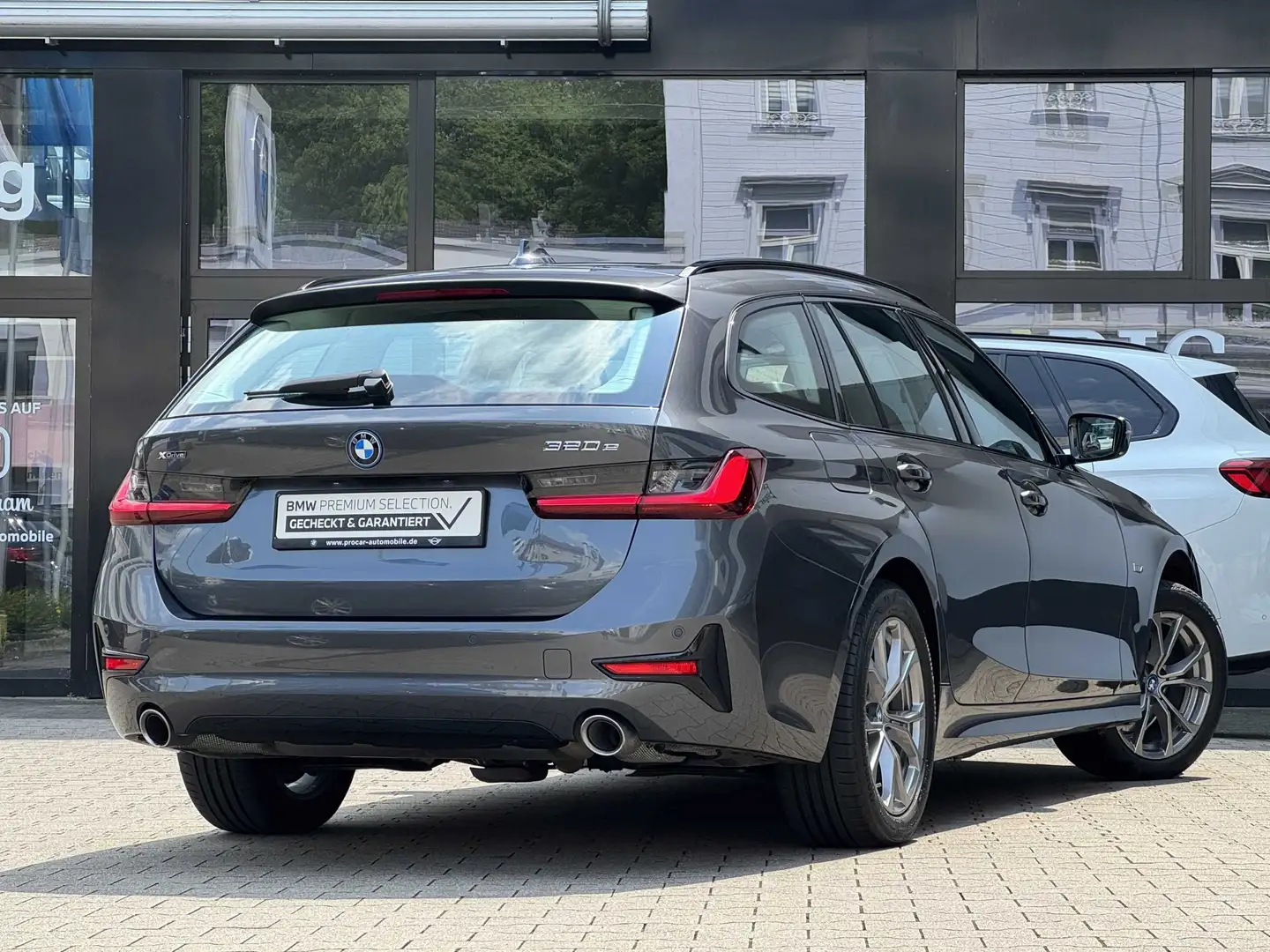 BMW 320 e xDrive Laser Aut. LC Prof. DA PDC DAB Shz Grau - 2