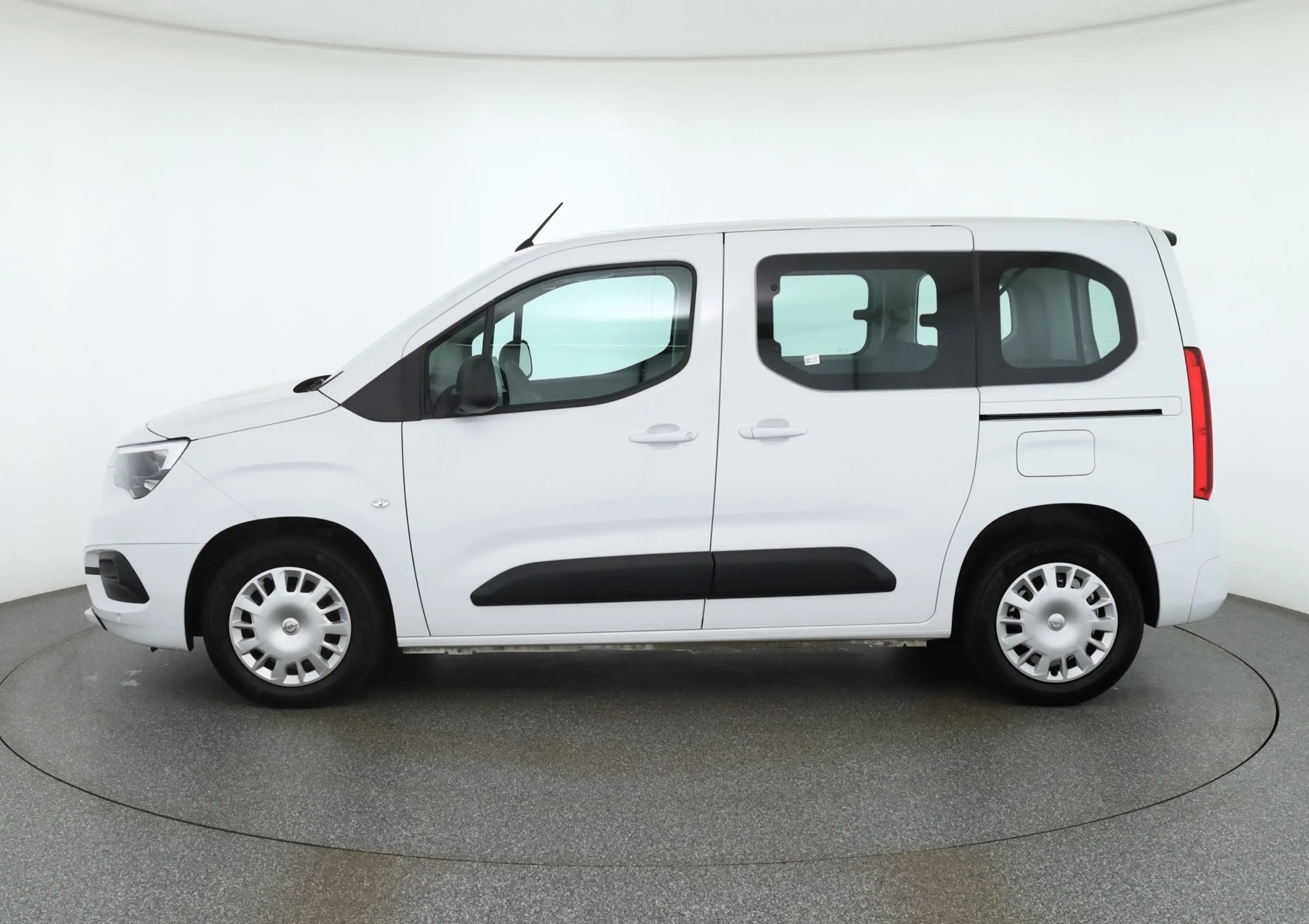 Opel Combo Life E 1.2 Edition Navi IntelliLink DAB — photo 2