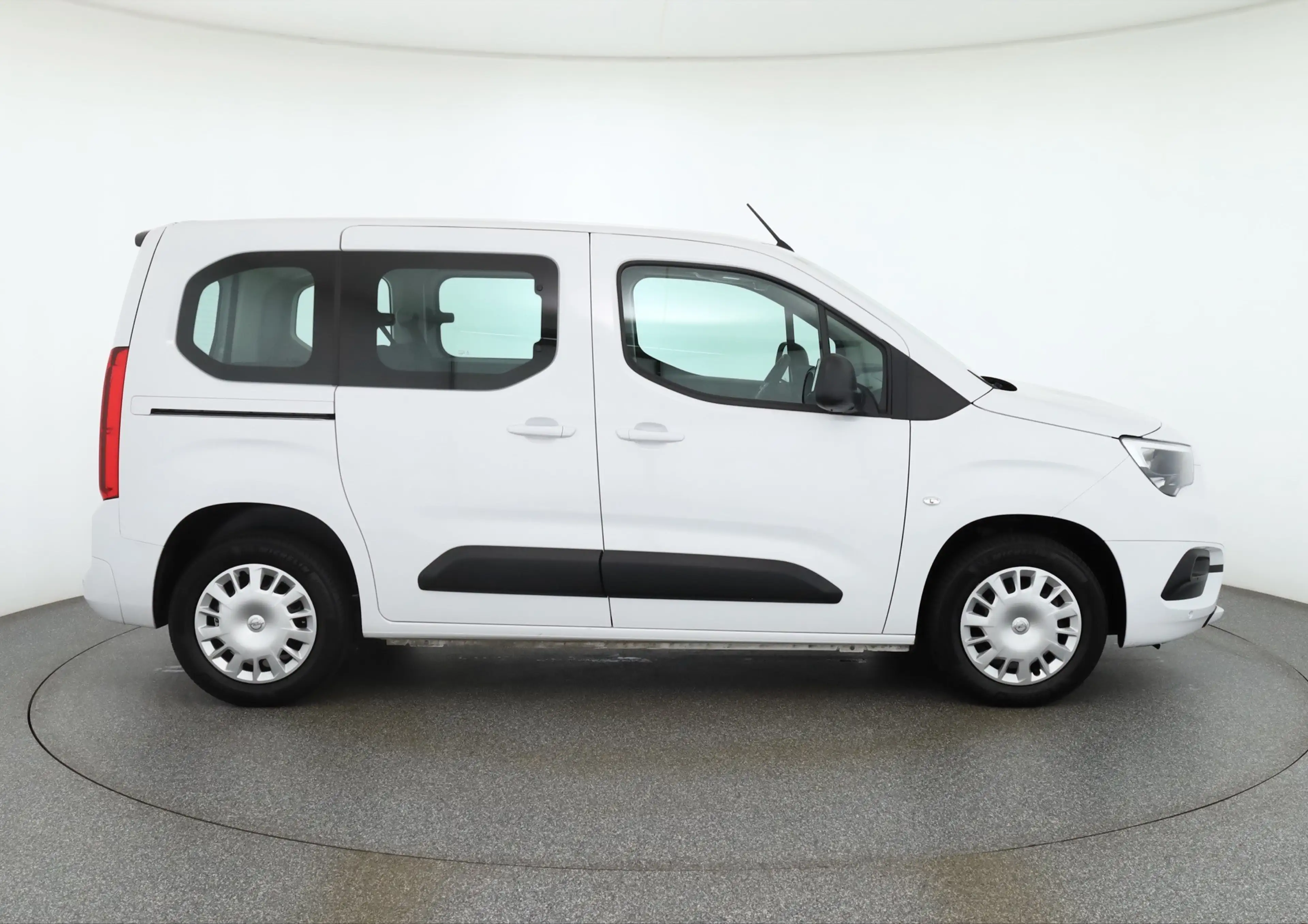 Opel Combo Life E 1.2 Edition Navi IntelliLink DAB — photo 6