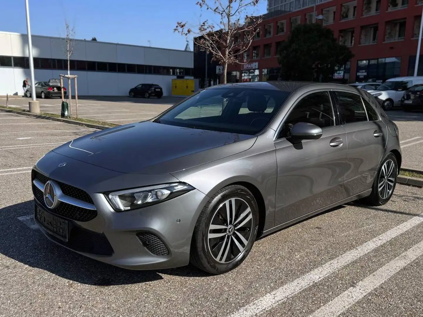 Mercedes-Benz A 180 Navi | Kamera | LED | AHK Grau - 1