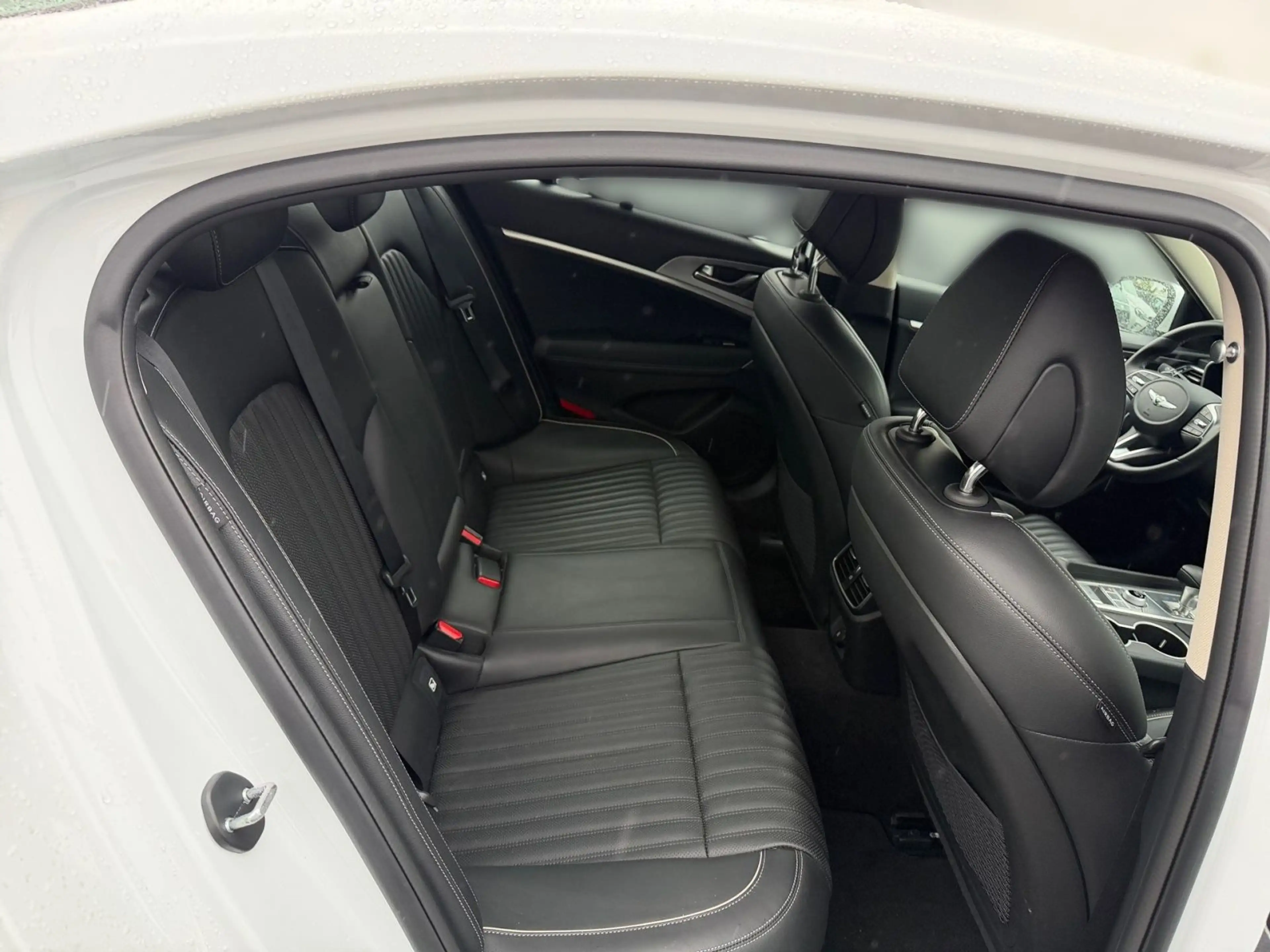 Genesis G70 2.0 T-GDi 4WD Luxury — photo 13