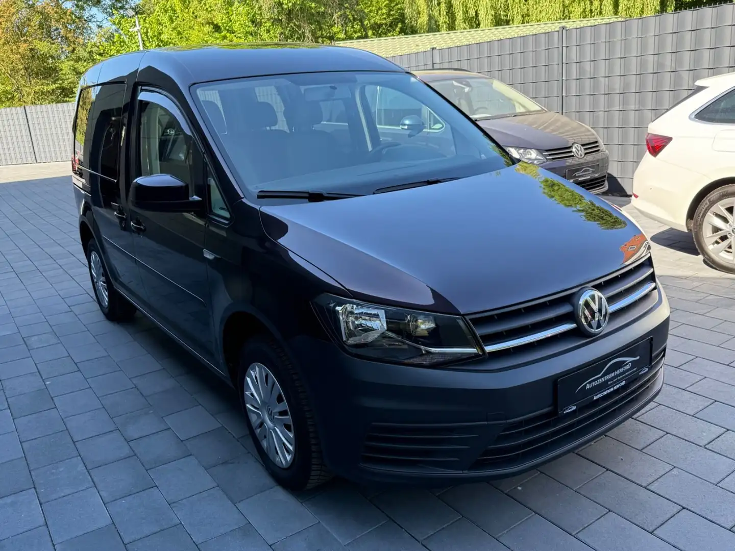Volkswagen Caddy 2.0 TDI PKW Trendline BMT DSG 5SITZE AHK Schwarz - 2