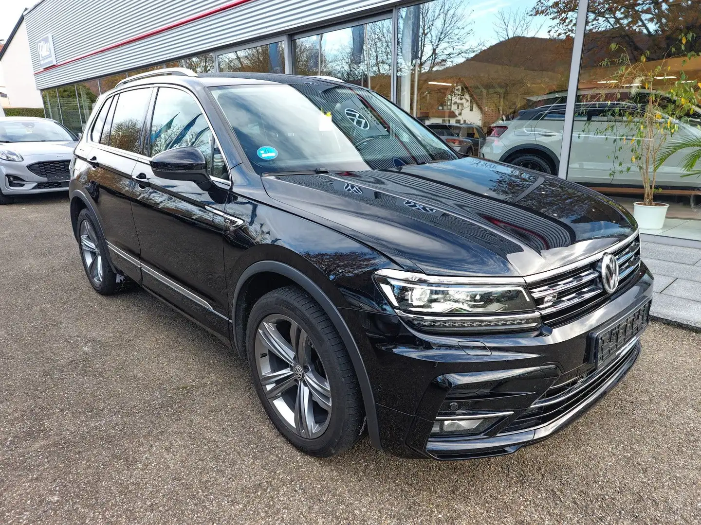 Volkswagen Tiguan R-Line 150PS DSG 4m #AHK #ACC #KAMERA Schwarz - 1