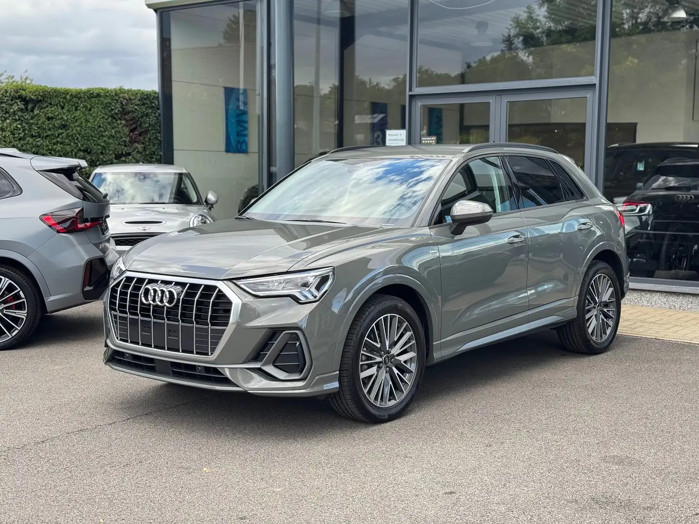Audi Q3 35 TFSI - S line / BLINDSPOT / CAM / VERW / NAVI Gris - 2