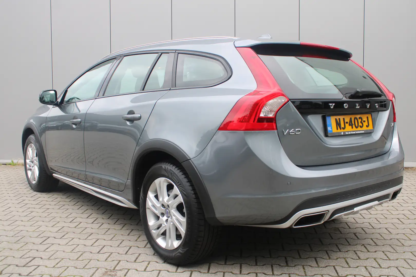 Volvo V60 Cross Country D4 Nordic+ | Dealer Onderhouden | Trekhaak | All S Grijs - 2