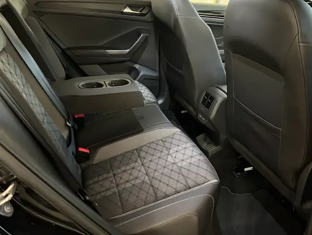 Volkswagen T-Roc view 10