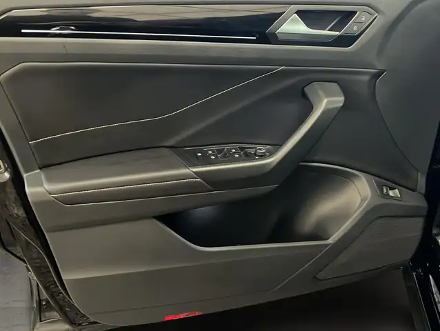 Volkswagen T-Roc view 5