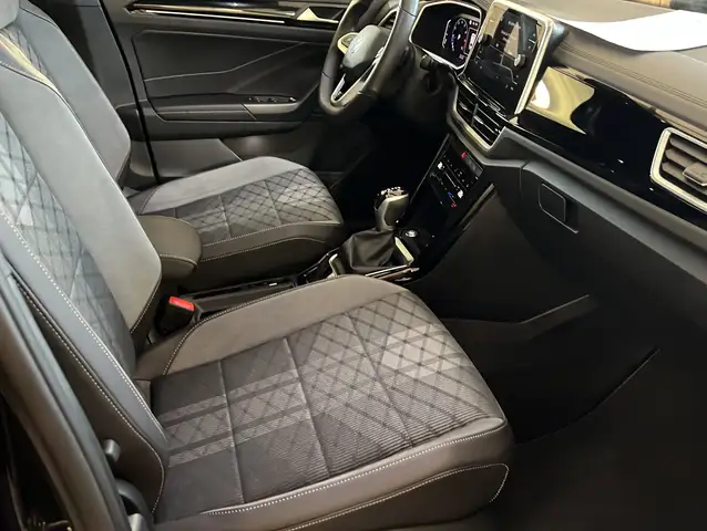 Volkswagen T-Roc view 11