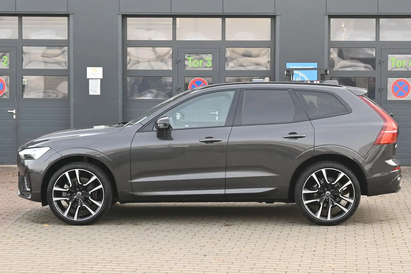 Volvo XC60 B4B Plus Dark*LED*STHZ*H&K*PANO Grau - 2