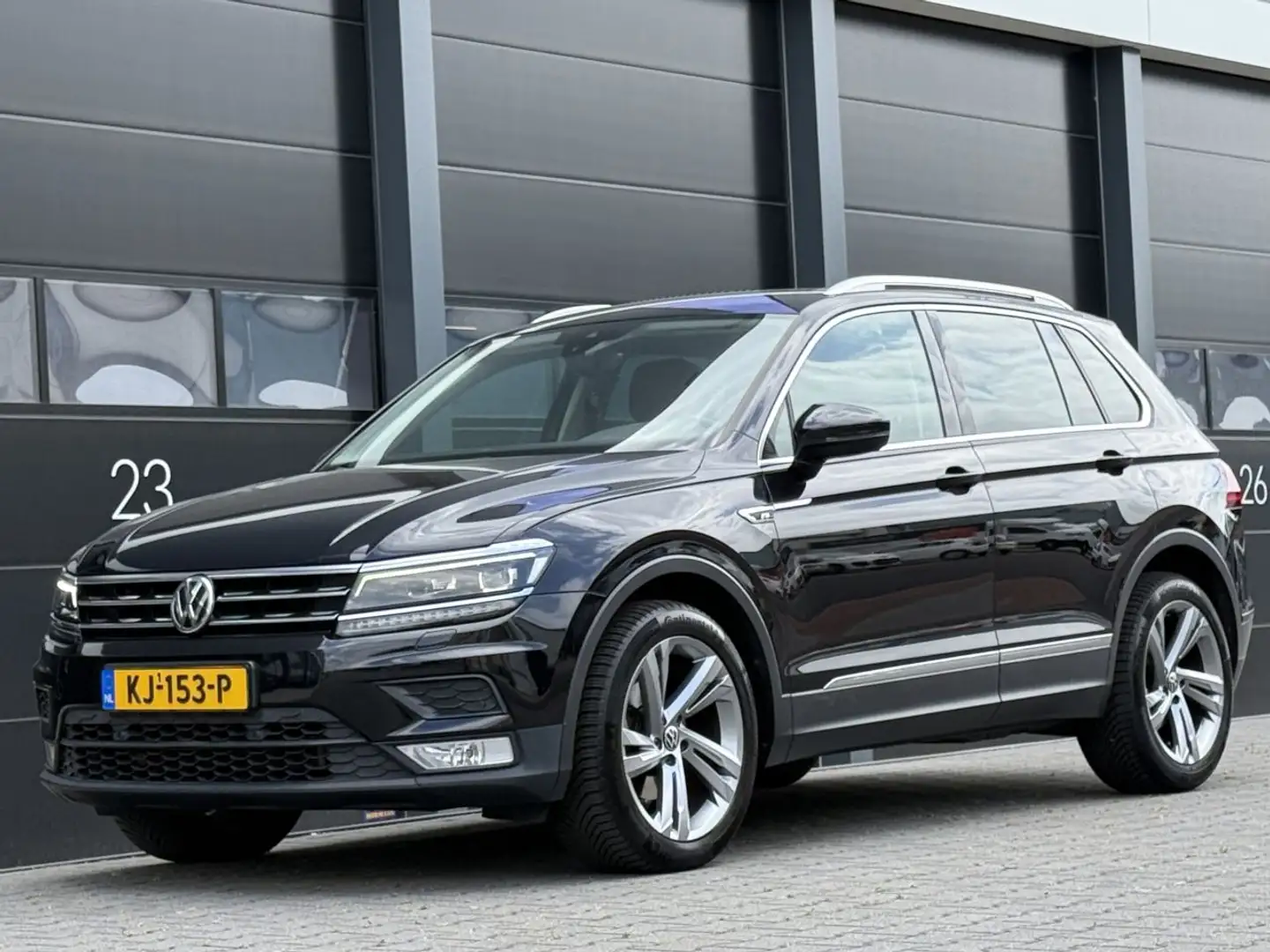 Volkswagen Tiguan 2.0 TDI Navi Xenon 150PK EURO-6 Nero - 1