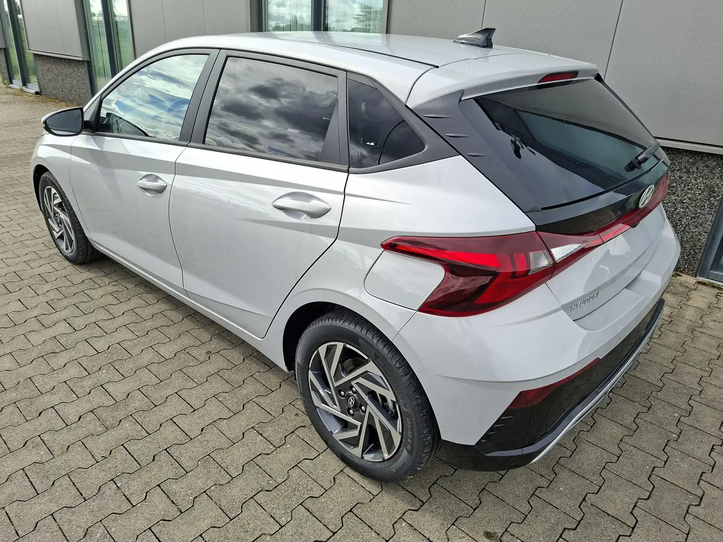 Hyundai i20 Family 1.0 T-GDI 90PS, NAVI 10,25", LUMEN-GREY ... Grau - 2