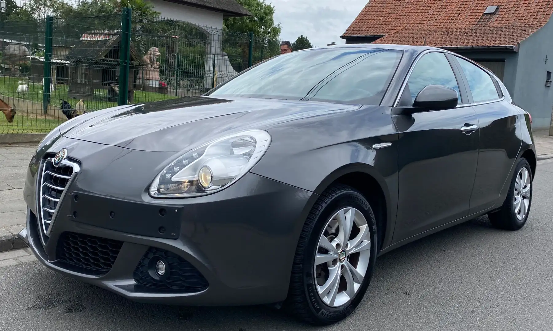 Alfa Romeo Giulia 1.4i Distinctive Grijs - 1