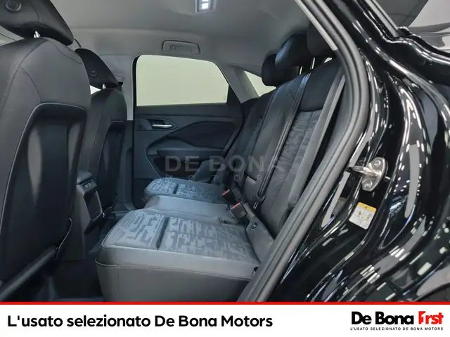 Audi Q3 view 8