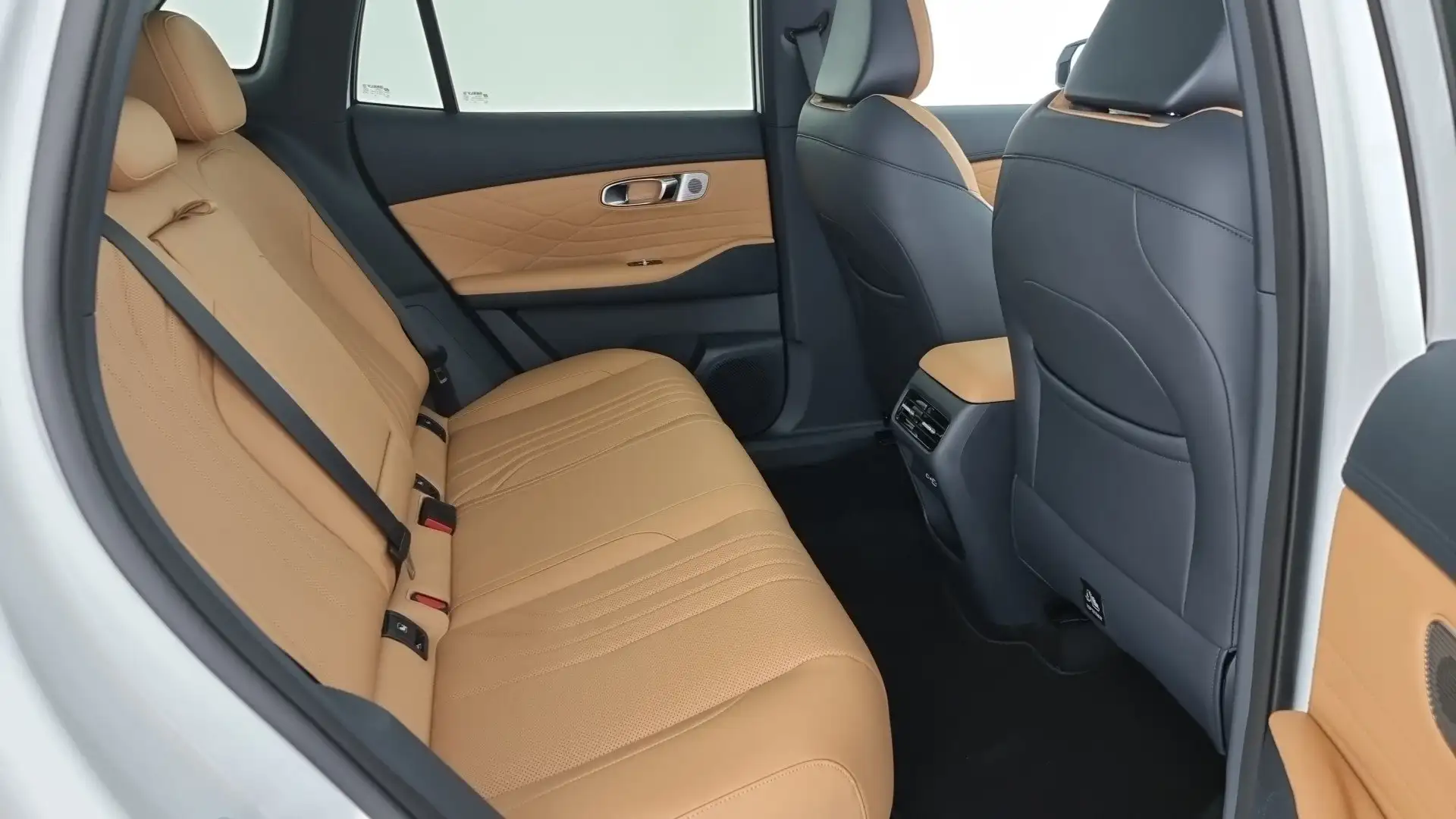 Geely Starray EM-i 1.5 EM-i Max Launch Edition Weiß - 2