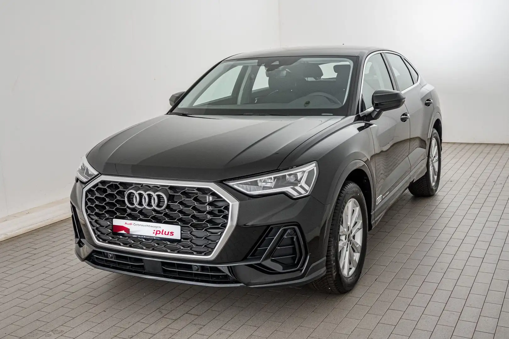 Audi Q3 35 TFSI S tr. Zwart - 2