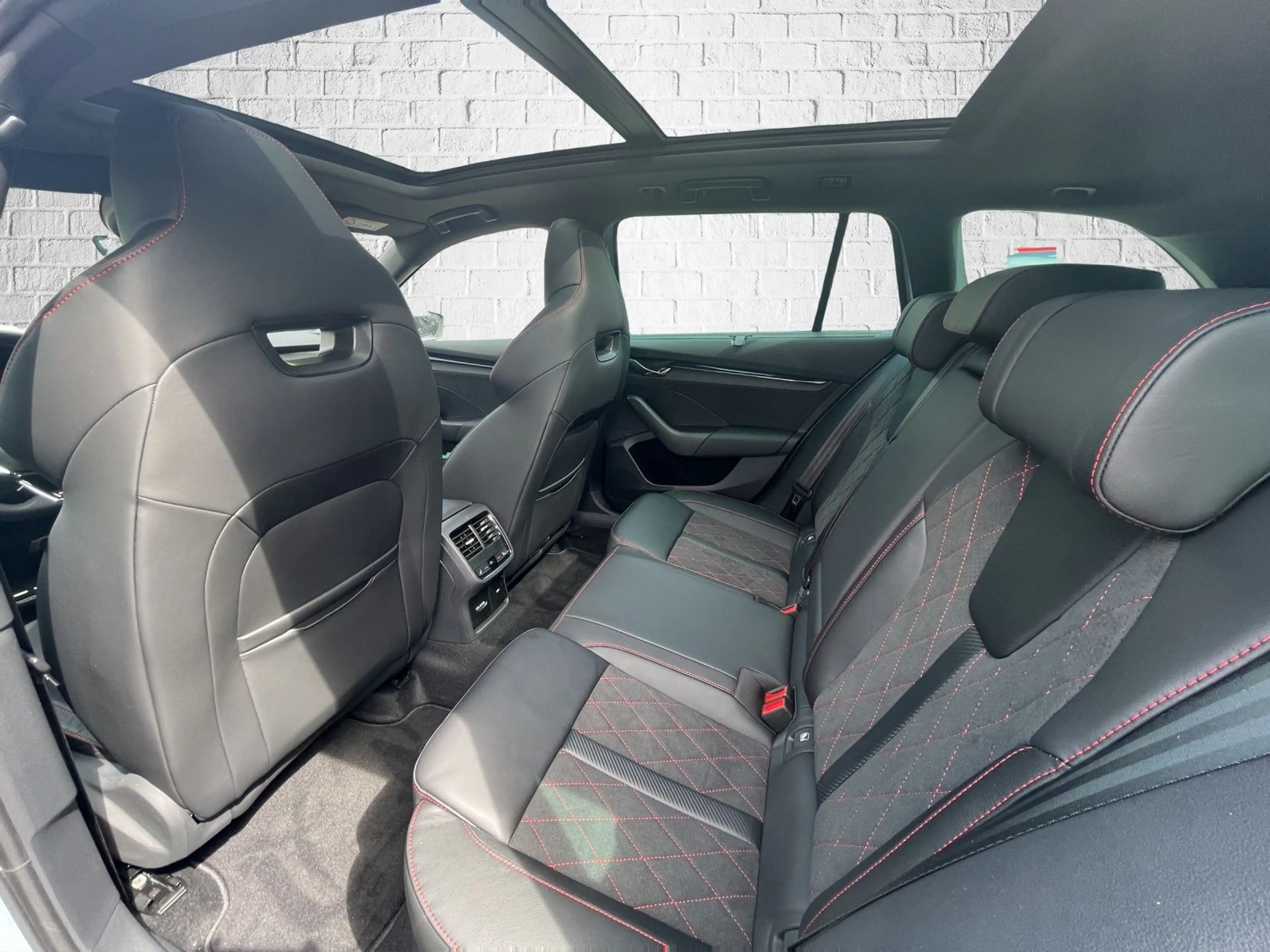 Skoda Octavia Combi 2.0 TDI DSG - RS Final Edition — photo 12
